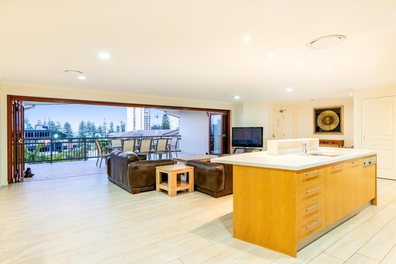 The Village Holiday Apartments At Burleigh Heads Gold Coast Exterior foto